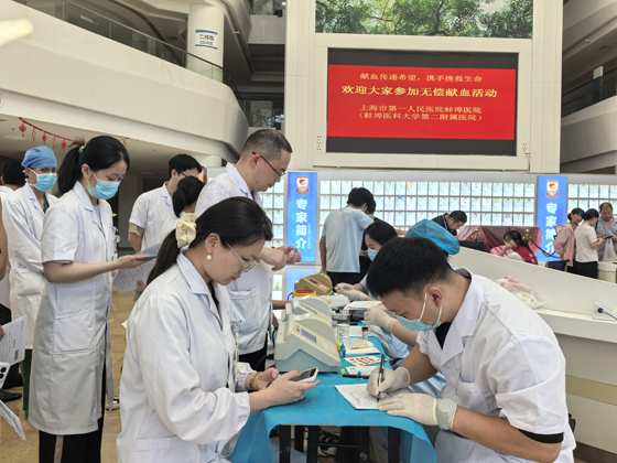 中国医师节：蚌医二附院医务人员挽起衣袖 为生命“加油”