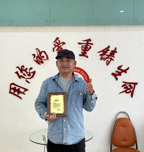 献血人物｜从“我能帮”到“全家上”：吴军的二十余载爱心接力