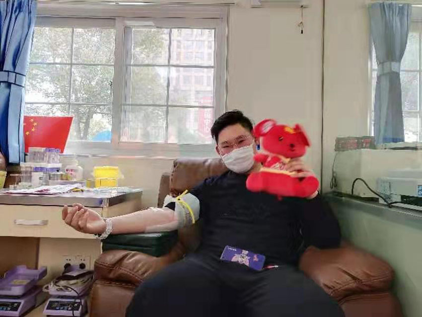 X2大学生郑晨旭同学在街头献血点献血300毫升,以此庆祝18周岁生日_20200128.jpg